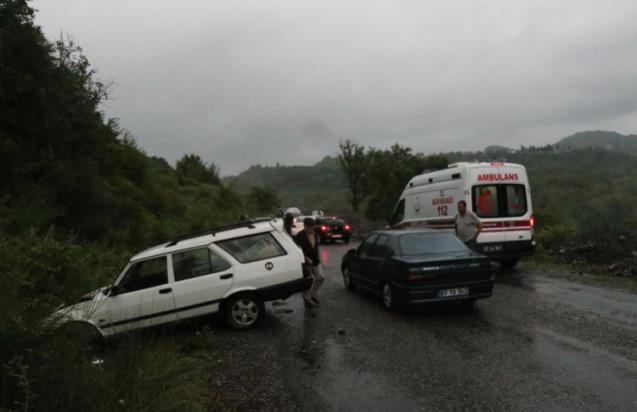Kontrolden çıkan otomobil yol kenarındaki kayalıklara çarptı