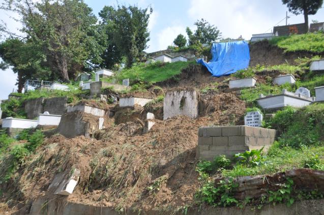 Zonguldak'ta heyelan oldu, mezarlar zarar gördü