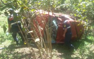 Aracıyla 60 metreden dereye yuvarlandı: 1 ölü