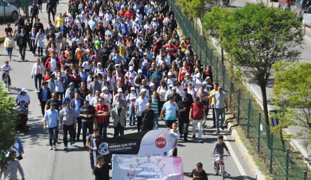 Kardelen bebek yürüyüşün ilgi odağı oldu