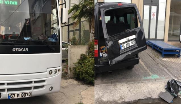 Halk Otobüsü Park Halindeki Araca Çarptı