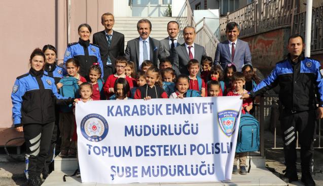 Polislerden çocuklara çanta ve kitap