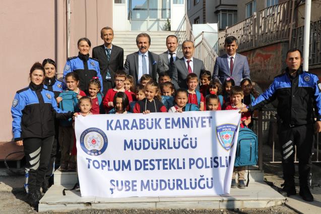 Polislerden çocuklara çanta ve kitap
