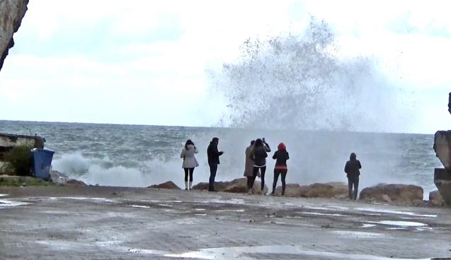 Turistler dev dalgalarla öz çekim peşine düştü