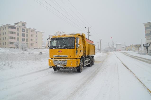 Safranbolu'da kar küreme ve tuzlama çalışması