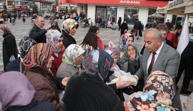 Gramajı düşük ekmekler vatandaşa ücretsiz dağıtıldı