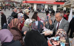 Gramajı düşük ekmekler vatandaşa ücretsiz dağıtıldı