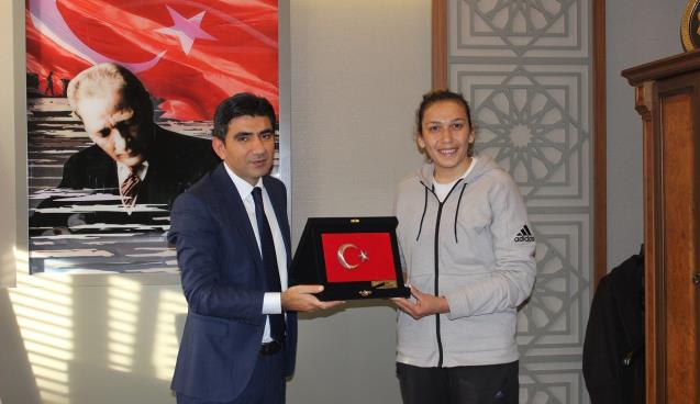 Güneri, Dünya Boks Şampiyonası yarı finale adını yazdırdı