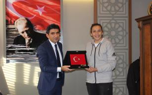 Güneri, Dünya Boks Şampiyonası yarı finale adını yazdırdı