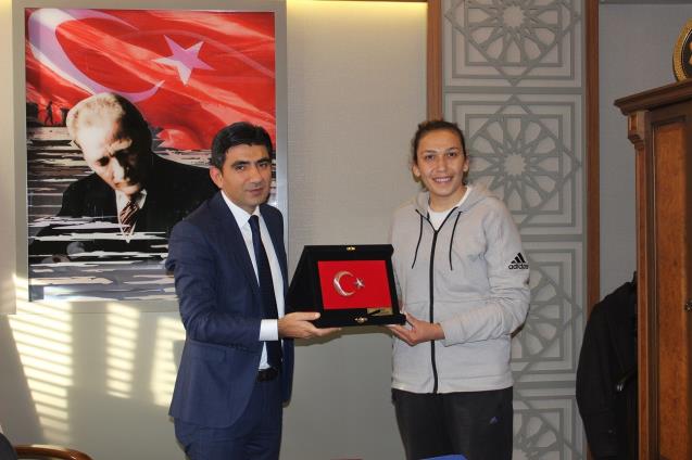 Güneri, Dünya Boks Şampiyonası yarı finale adını yazdırdı