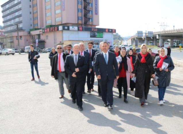 Uysal esnafı ziyaret etti, projesini anlattı…