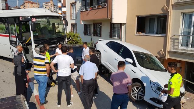 Servis aracı park halindeki araçları biçti