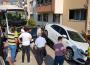 Servis aracı park halindeki araçları biçti