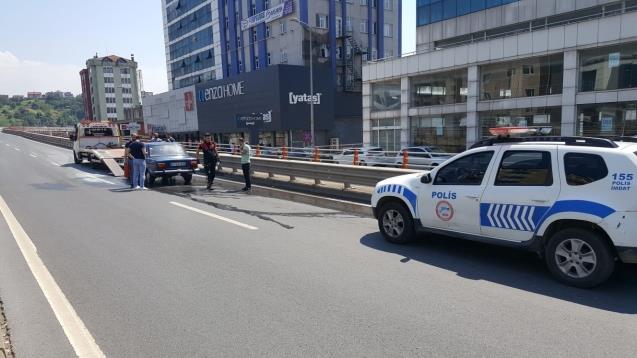 Otomobil alev aldı