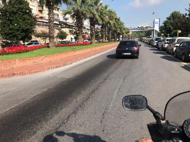 Motosiklet kaza yaptı... Araçlar durmakta zorlandı...