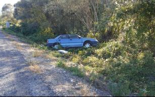 Lastiği fırlayan otomobil yoldan çıktı