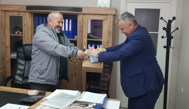 Posbıyık 'tan gazatecilere maske 