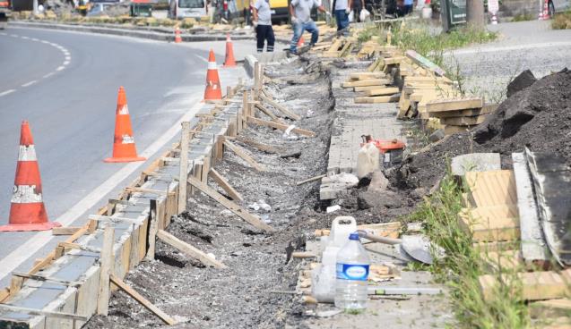 KEPEZ YOLU YAYA KALDIRIMLARI YAPILIYOR