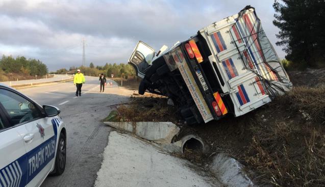 Yoldan çıkan kamyon devrildi: 2 yaralı