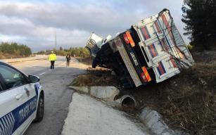 Yoldan çıkan kamyon devrildi: 2 yaralı
