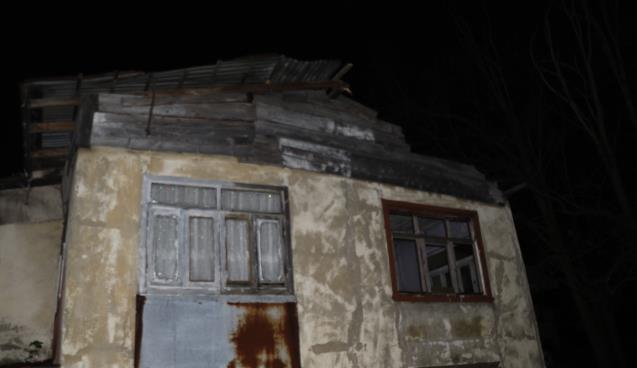Zonguldak’ta etkili olan fırtına evin çatısını uçurdu