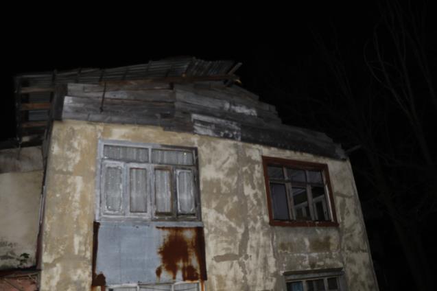 Zonguldak’ta etkili olan fırtına evin çatısını uçurdu