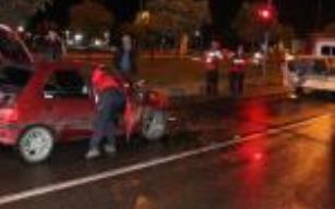 Kırmızı ışıkta çarptı... Sürücü alkollü çıktı...