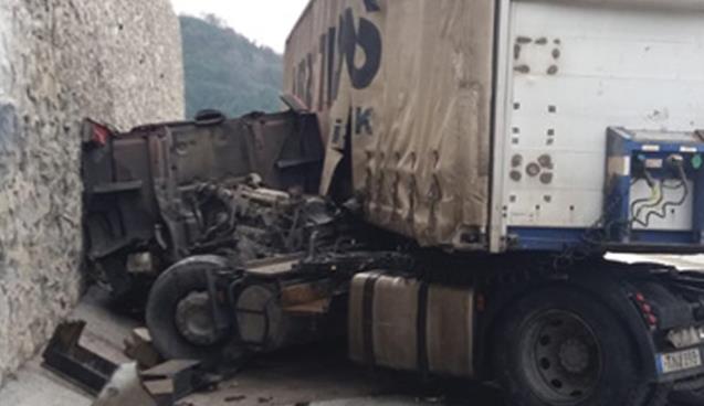 TIR duvara çarptı!.