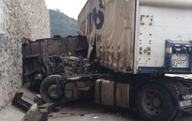 TIR duvara çarptı!.