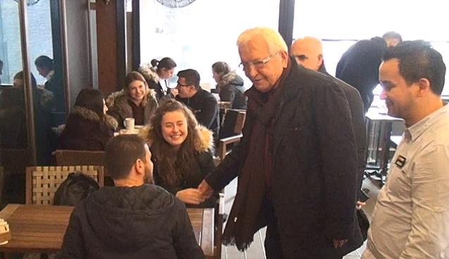 Gençlerle sohbet etti, vatandaşlarla çay içti...