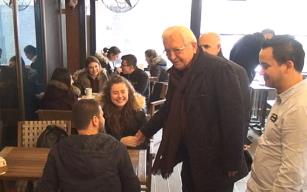 Gençlerle sohbet etti, vatandaşlarla çay içti...