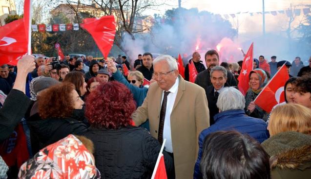 "Coşkulu kalabalıklar tarafından karşılanıyor."