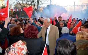 "Coşkulu kalabalıklar tarafından karşılanıyor."