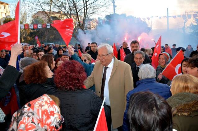 "Coşkulu kalabalıklar tarafından karşılanıyor."