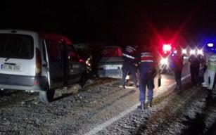 3 otomobil birbirine girdi: 1'i ağır 4 yaralı