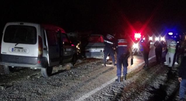 3 otomobil birbirine girdi: 1'i ağır 4 yaralı