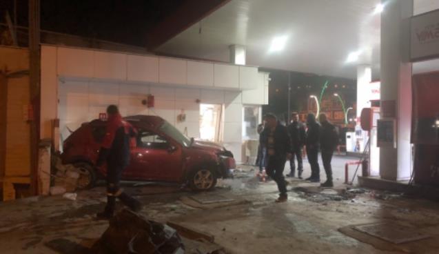Kontrolden çıkan otomobil benzin istasyonuna daldı: 2 yaralı