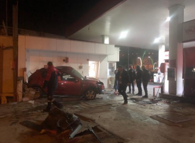 Kontrolden çıkan otomobil benzin istasyonuna daldı: 2 yaralı