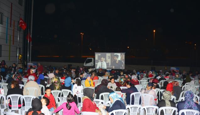 MAHALLELİ SİNEMADA BULUŞTU