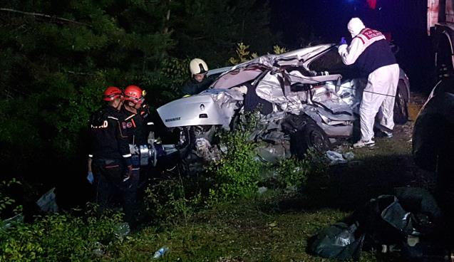 Otomobilde sıkışan cesetler 1 saatte çıkarıldı