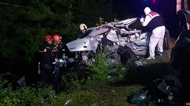 Otomobilde sıkışan cesetler 1 saatte çıkarıldı