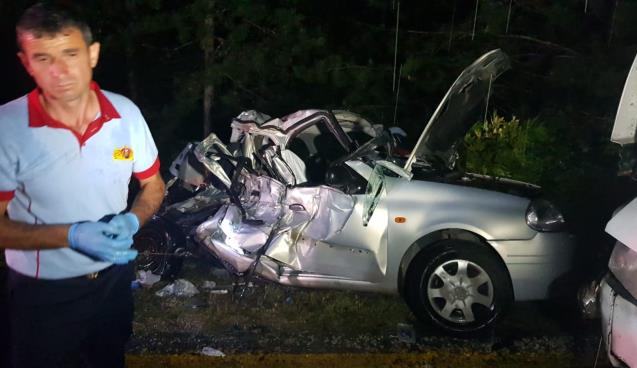 Otomobil tomruk yüklü kamyonla çarpıştı: 2 ölü, 2 yaralı