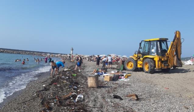 Selin getirdiği odunlar sahile vurdu, vatandaşlar şaşkın..