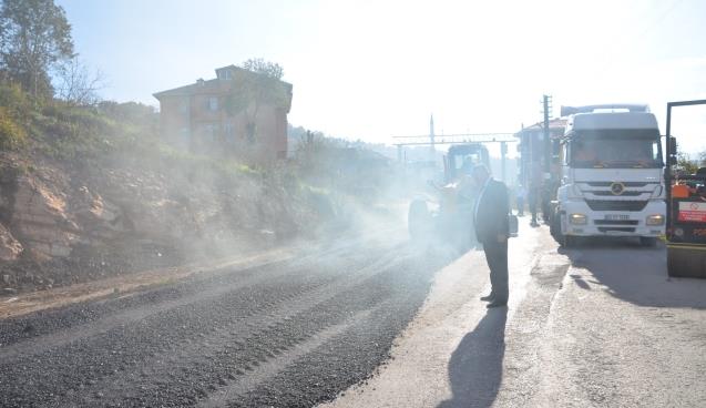 Yol genişletme tamamlandı… Asfalt dökülüyor…