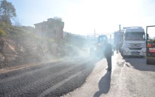 Yol genişletme tamamlandı… Asfalt dökülüyor…