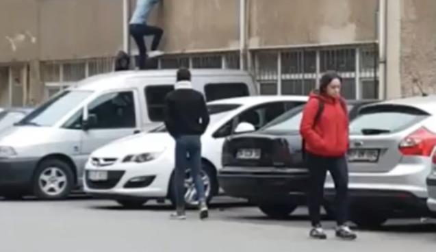 İkinci kattan atladılar, öğretmenlerine yakalandılar…