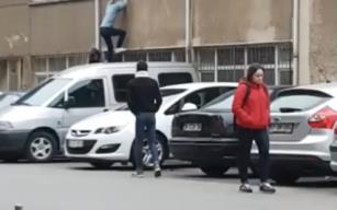 İkinci kattan atladılar, öğretmenlerine yakalandılar…