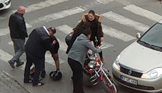  Otomobille motosiklet çarpıştı…