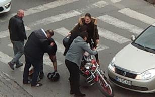  Otomobille motosiklet çarpıştı…