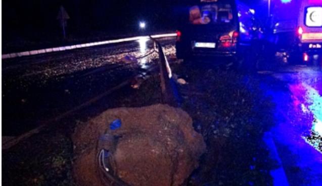 Direği yıktı, araçta sıkıştı…